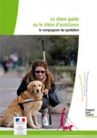 Couverture de la brochure sur laquelle on voit une jeune femme déficiente visuelle à côté de son chien guide